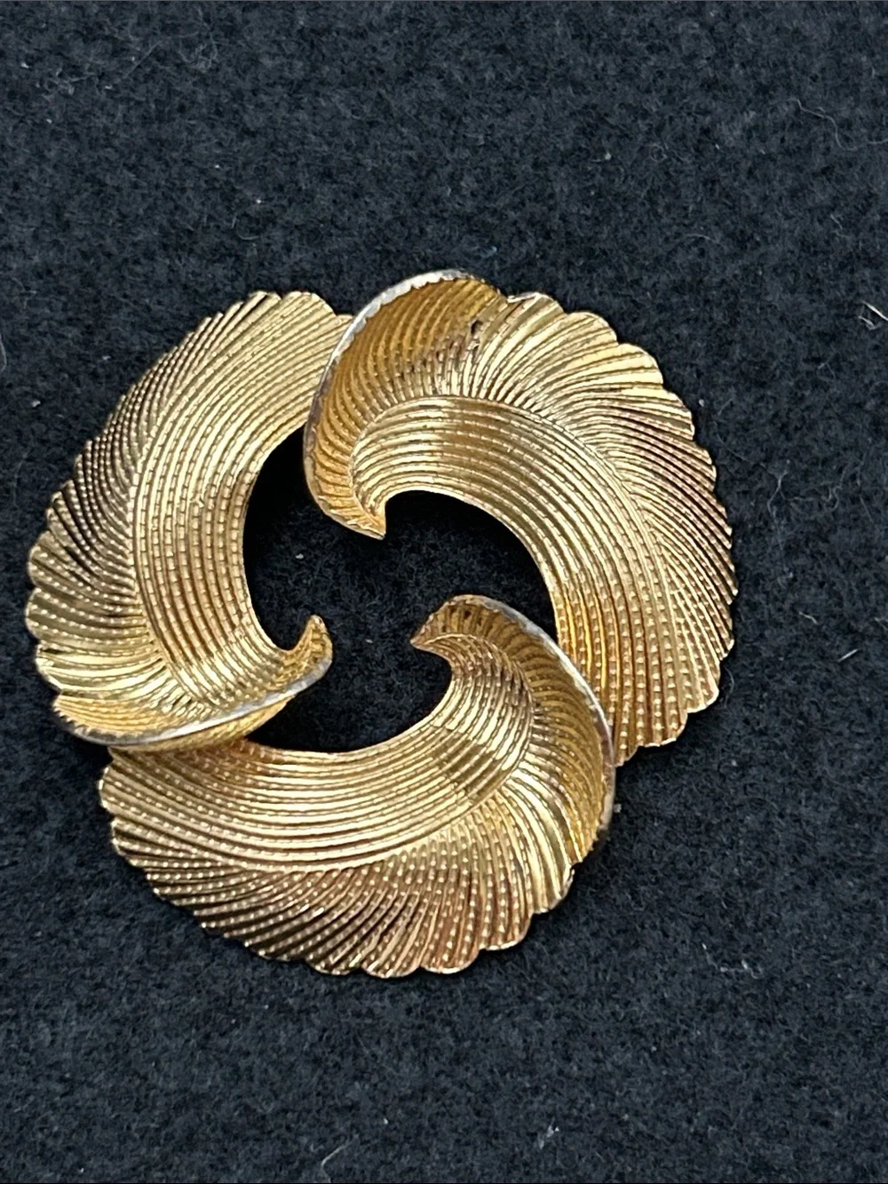 Gold Tone Swirl Textured Feather Leaf Brooch - Women’s Vintage Jewelry